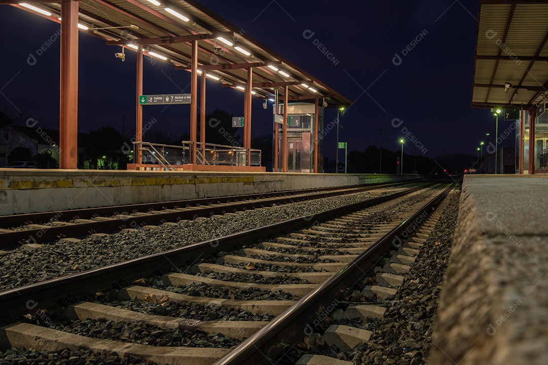 Vista dos trilhos da estação ferroviária de Ronda à noite.