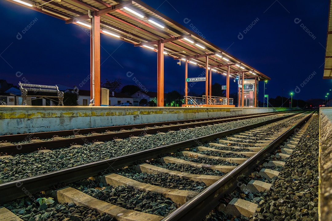 Vista dos trilhos da estação ferroviária de Ronda à noite.