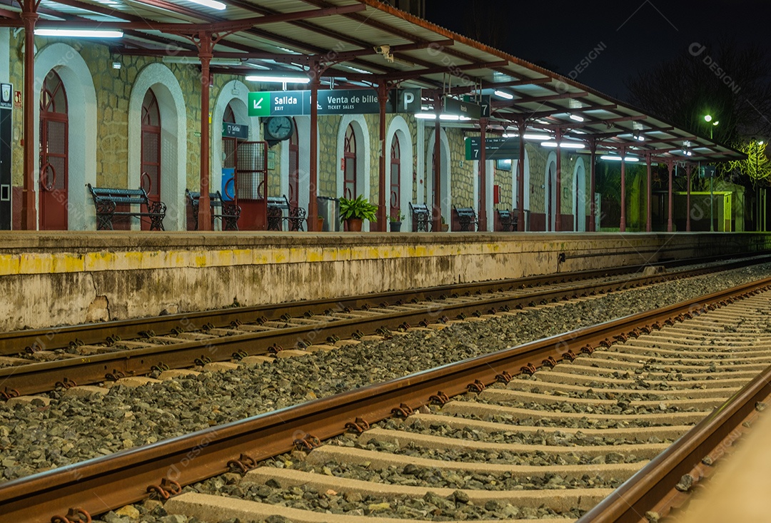 Vista dos trilhos da estação ferroviária de Ronda à noite.