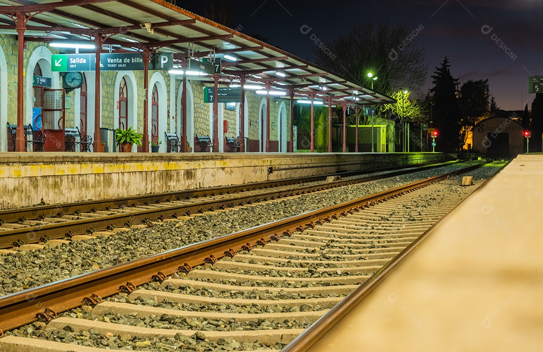 Vista dos trilhos da estação ferroviária de Ronda à noite.