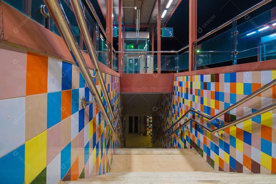 Vista da escada para a estação de trem Ronda à noite.