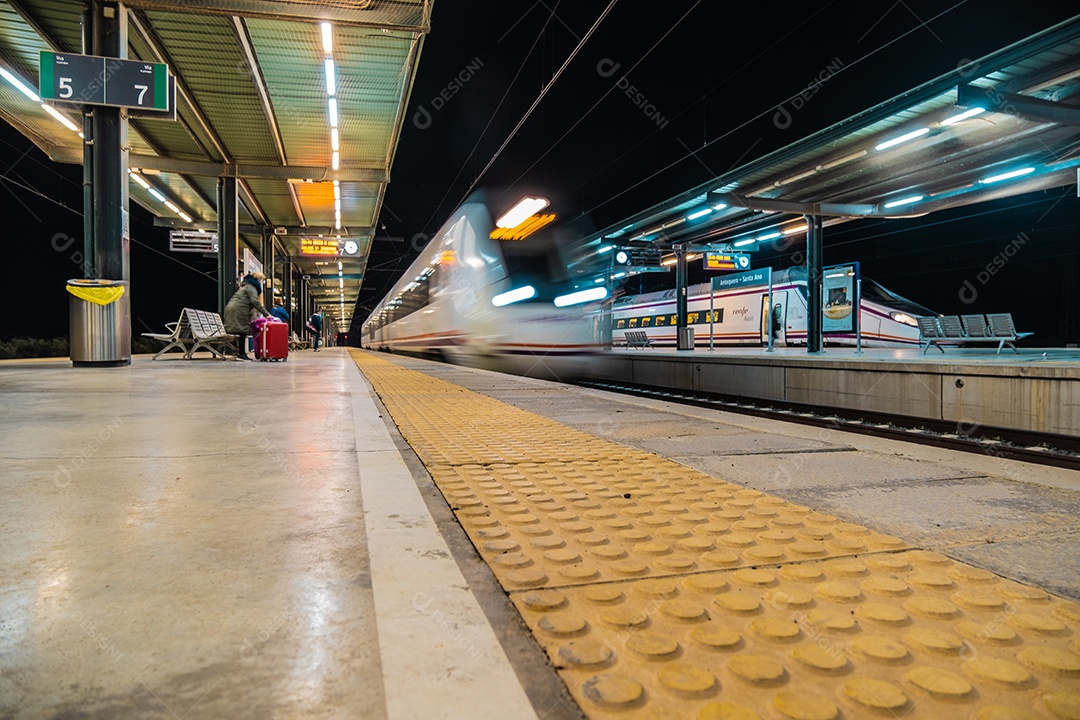 Vista dos trilhos da estação ferroviária de Ronda à noite.