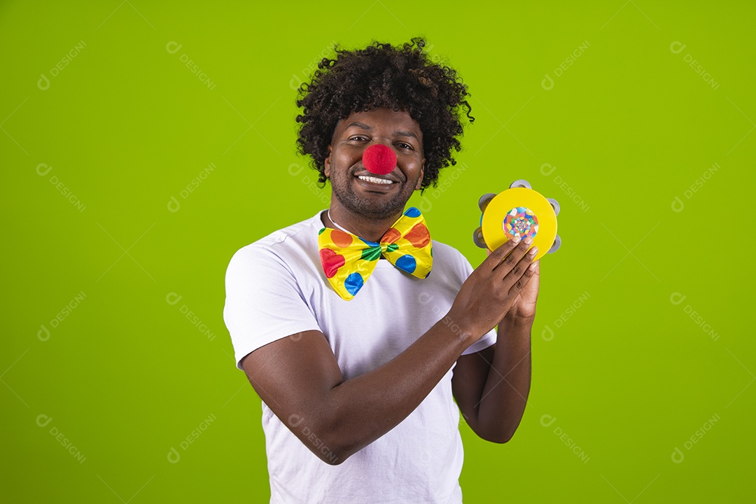 Homem jovem usando fantasia de carnaval sobre fundo isolado