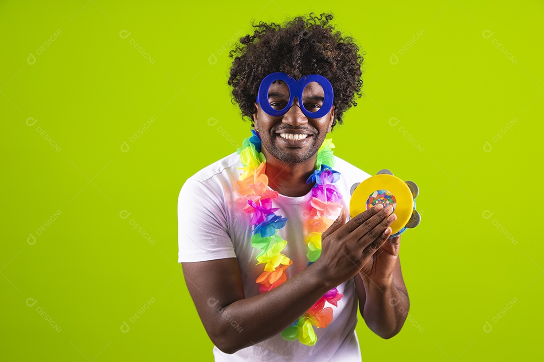 Homem jovem usando fantasia de carnaval sobre fundo isolado