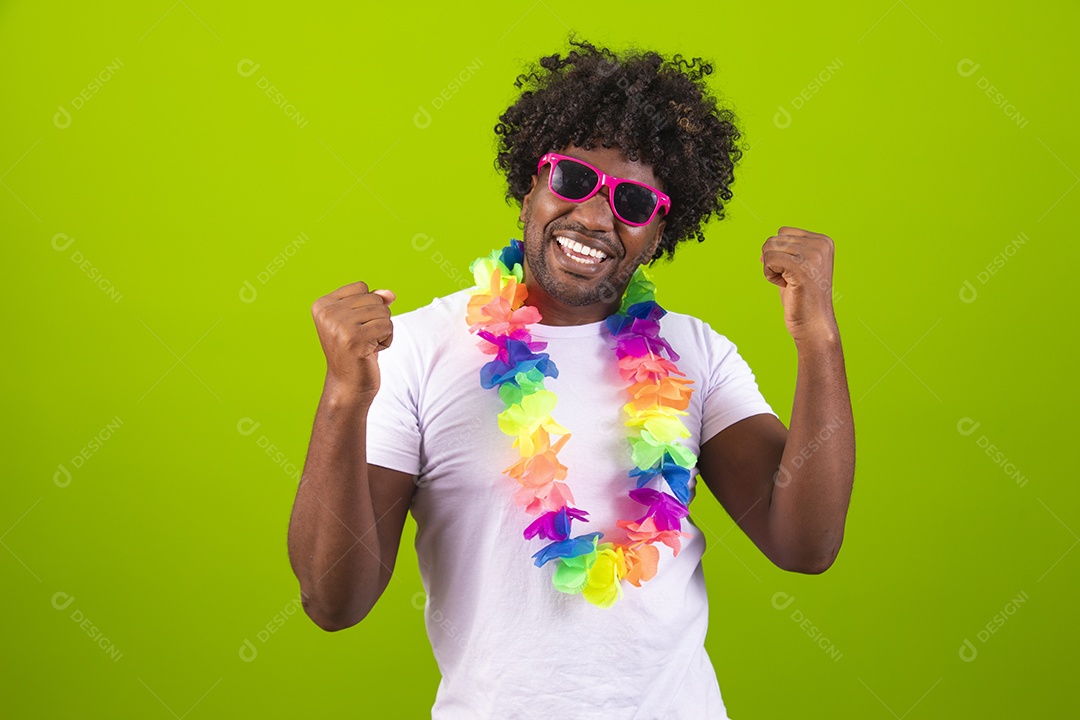 Homem jovem usando fantasia de carnaval sobre fundo isolado