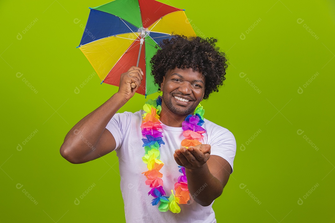 Homem jovem usando fantasia de carnaval sobre fundo isolado