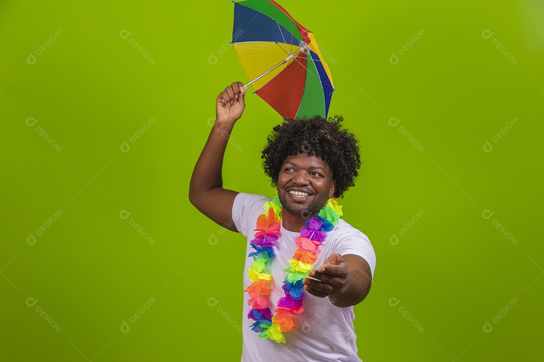 Homem jovem usando fantasia de carnaval sobre fundo isolado