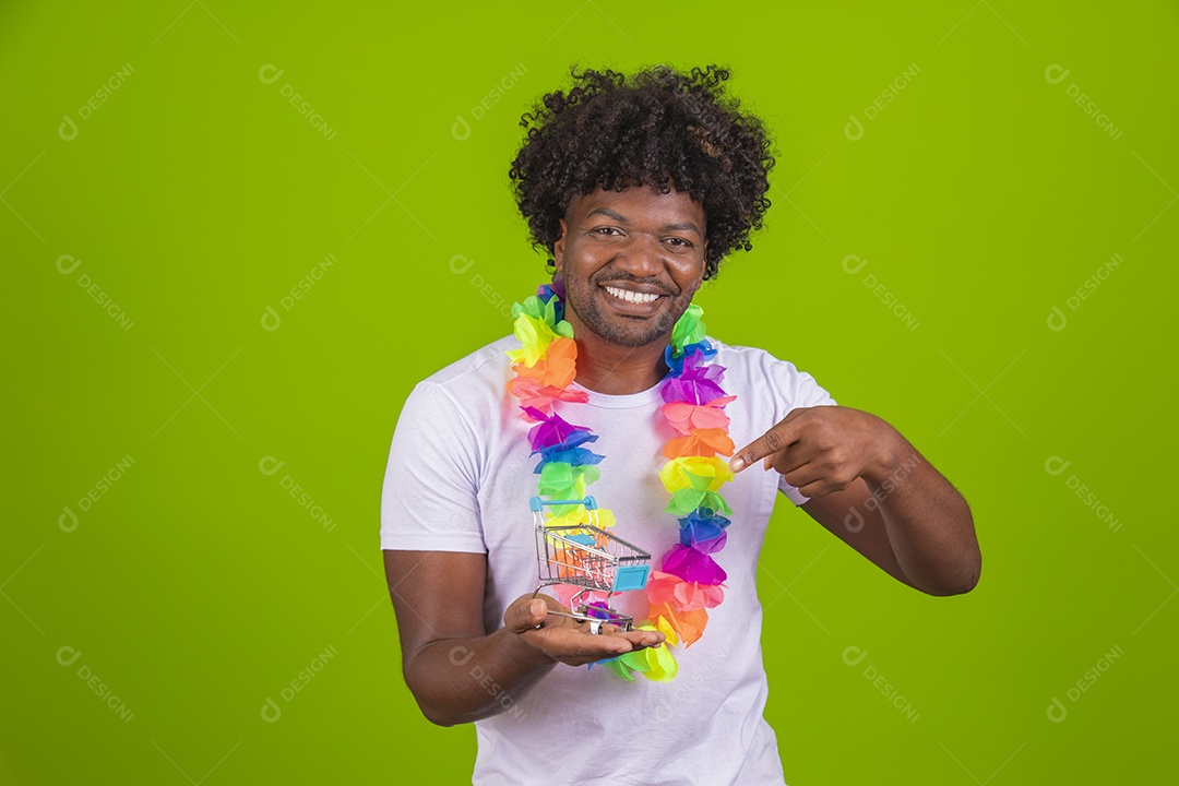 Homem jovem usando fantasia de carnaval sobre fundo isolado