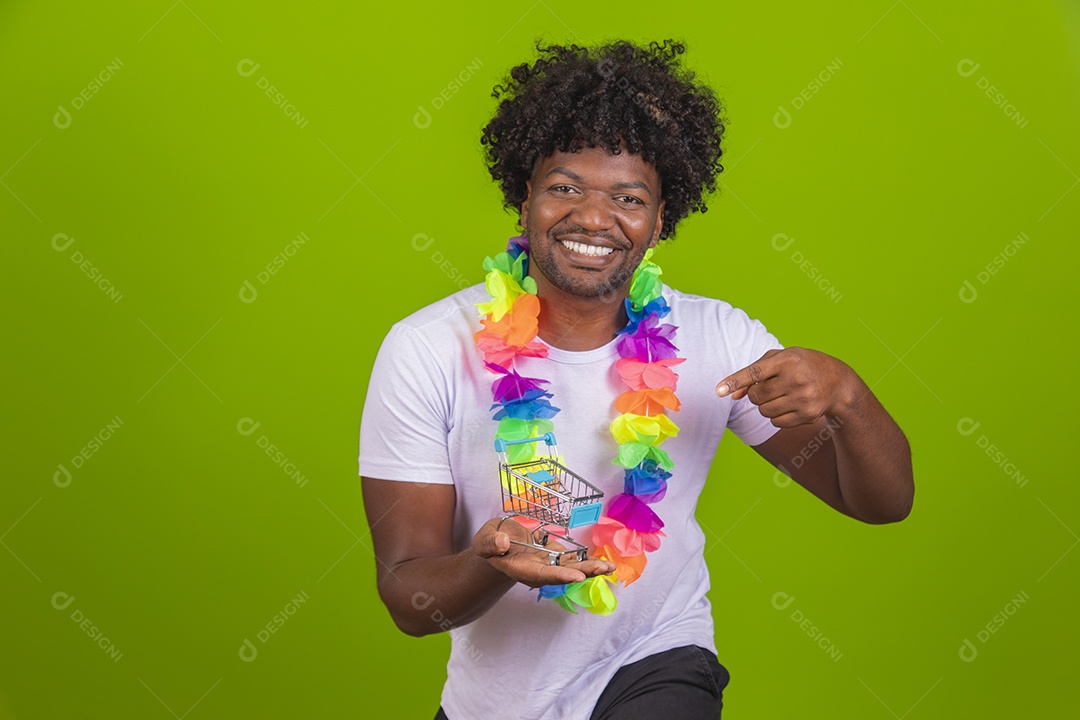 Homem jovem usando fantasia de carnaval sobre fundo isoladof