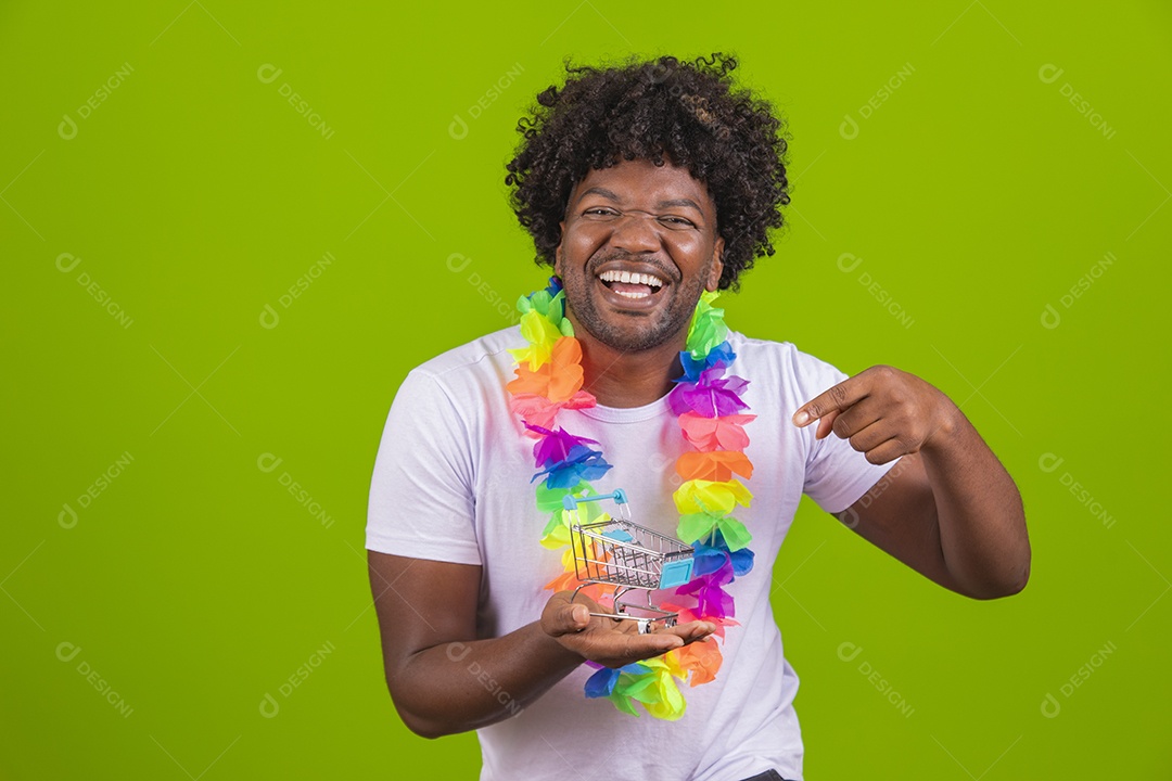Homem jovem usando fantasia de carnaval sobre fundo isolado
