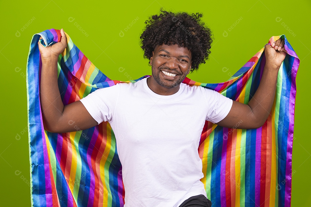 Homem jovem usando fantasia de carnaval sobre fundo isolado