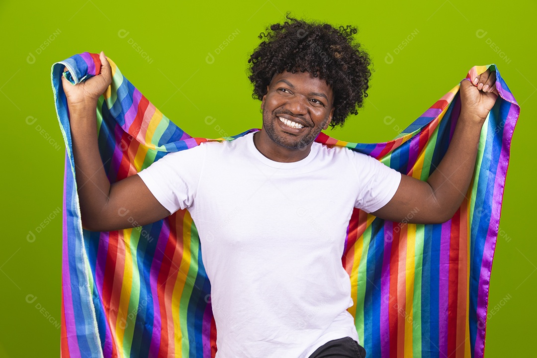 Homem jovem usando fantasia de carnaval sobre fundo isolado