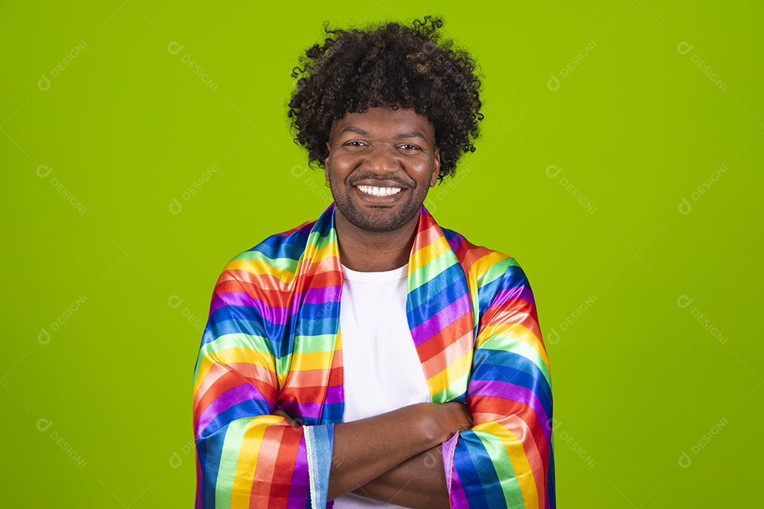 Homem jovem usando fantasia de carnaval sobre fundo isolado