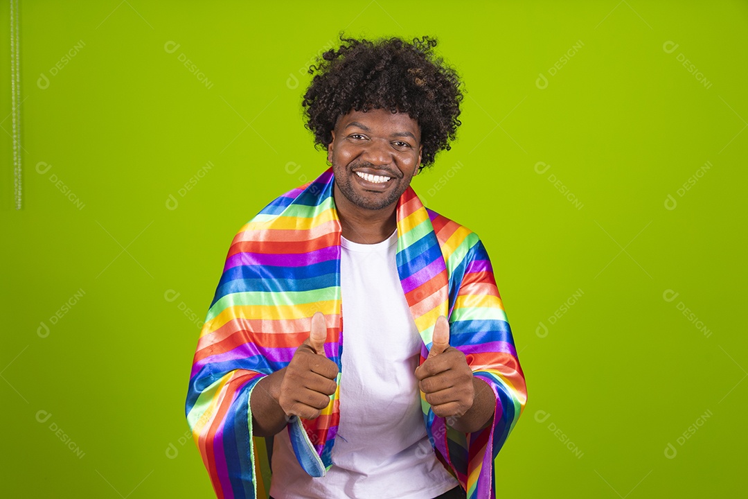 Homem jovem usando fantasia de carnaval sobre fundo isolado