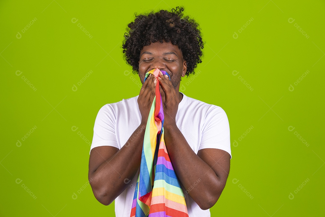 Homem jovem usando fantasia de carnaval sobre fundo isolado