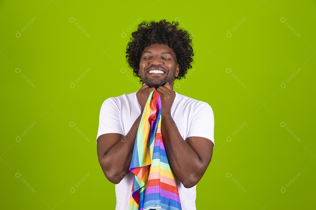 Homem jovem usando fantasia de carnaval sobre fundo isolado