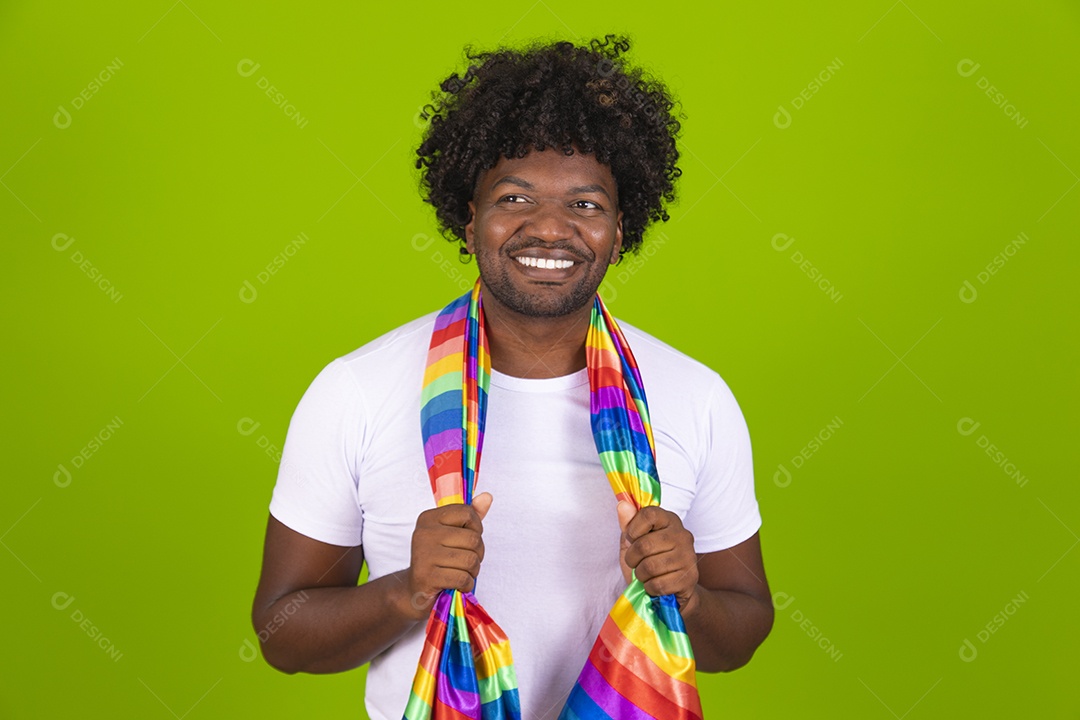 Homem jovem usando fantasia de carnaval sobre fundo isolado