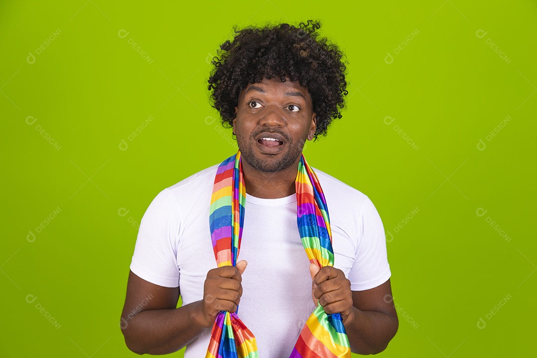 Homem jovem usando fantasia de carnaval sobre fundo isolado