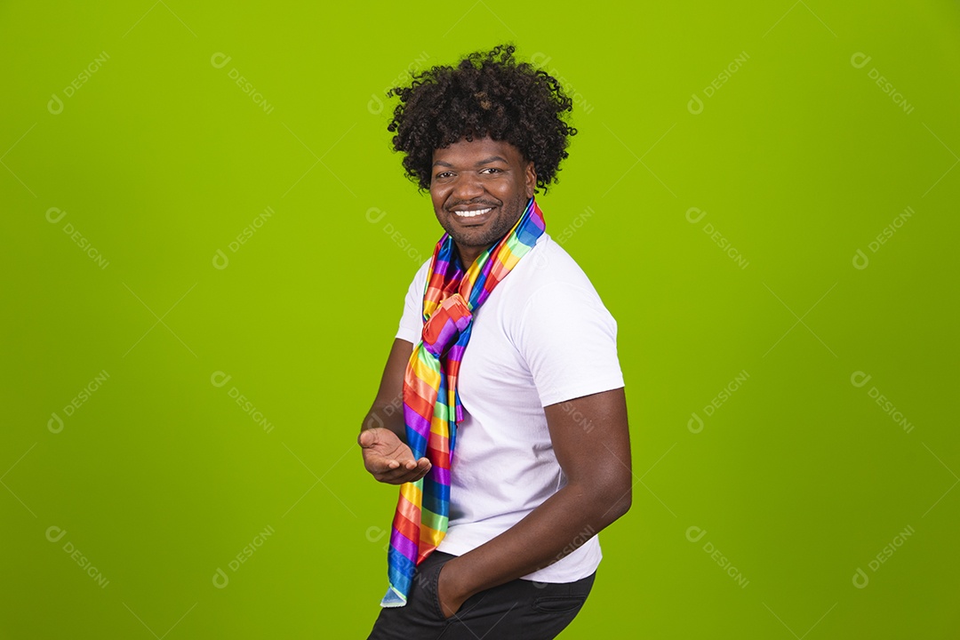 Homem jovem usando fantasia de carnaval sobre fundo isolado