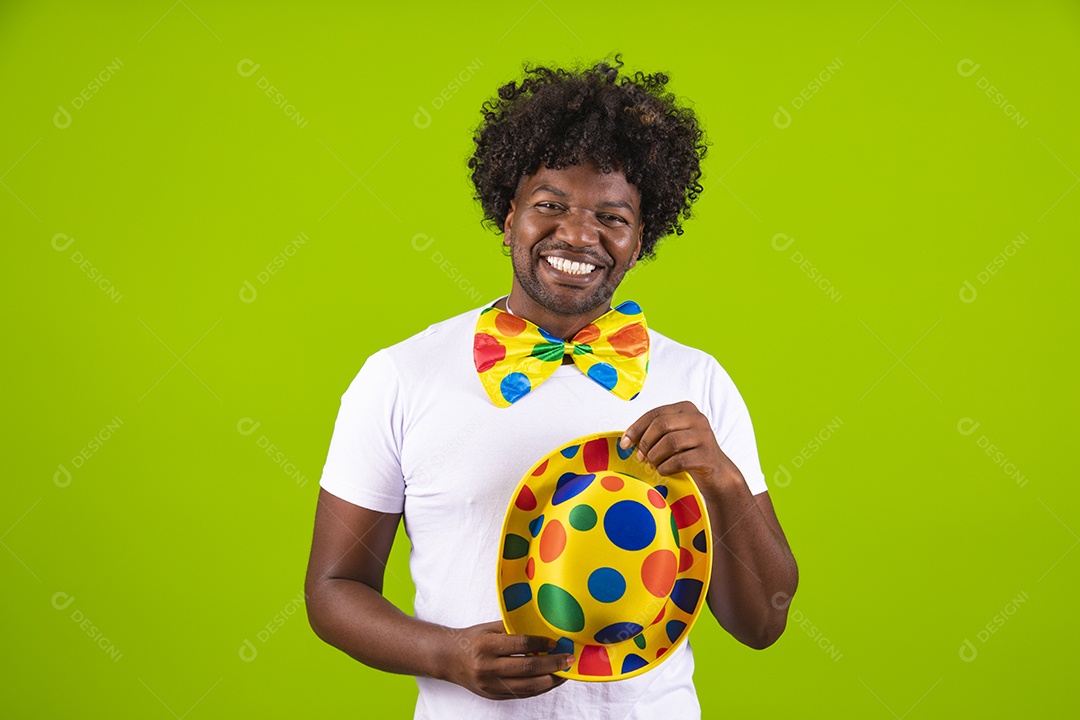 Homem jovem usando fantasia de carnaval sobre fundo isolado