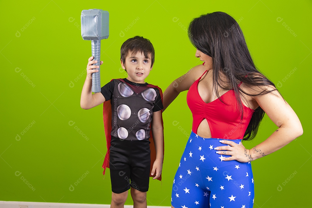 Mãe e filho fantasiados de super herói sobre fundo isolado
