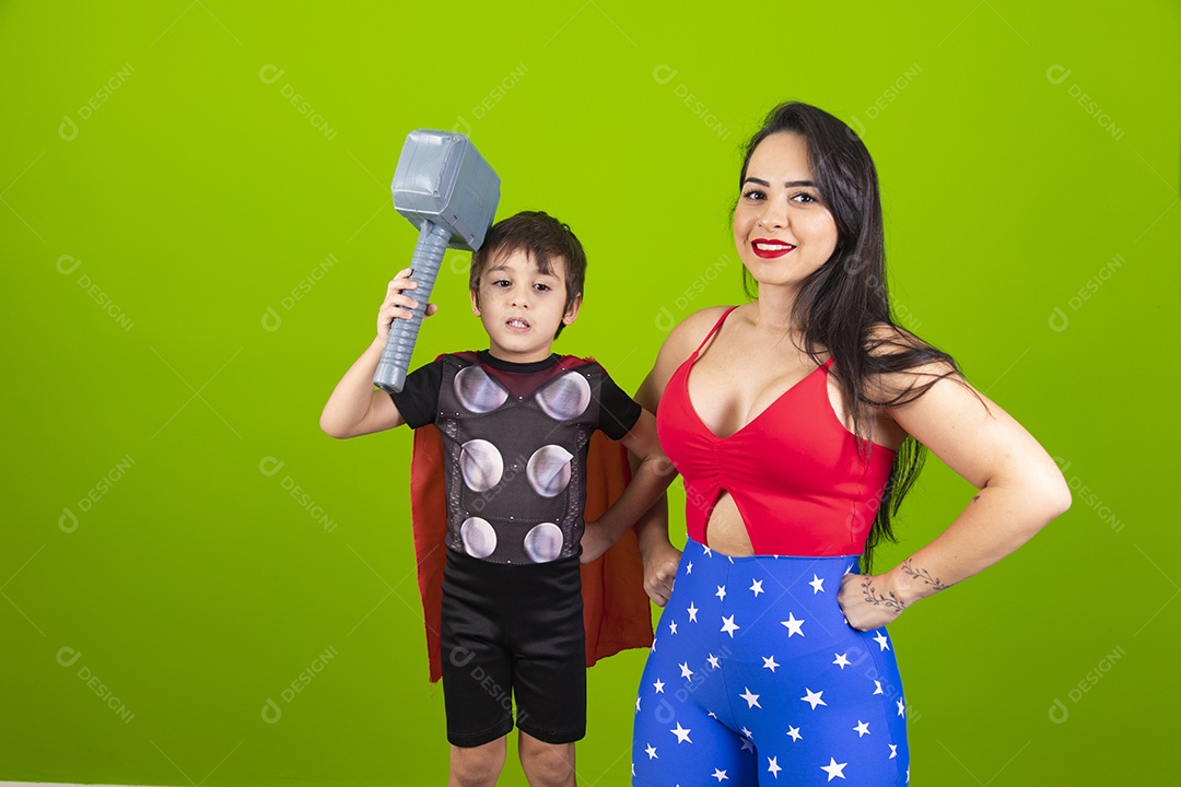 Mãe e filho fantasiados de super herói sobre fundo isolado