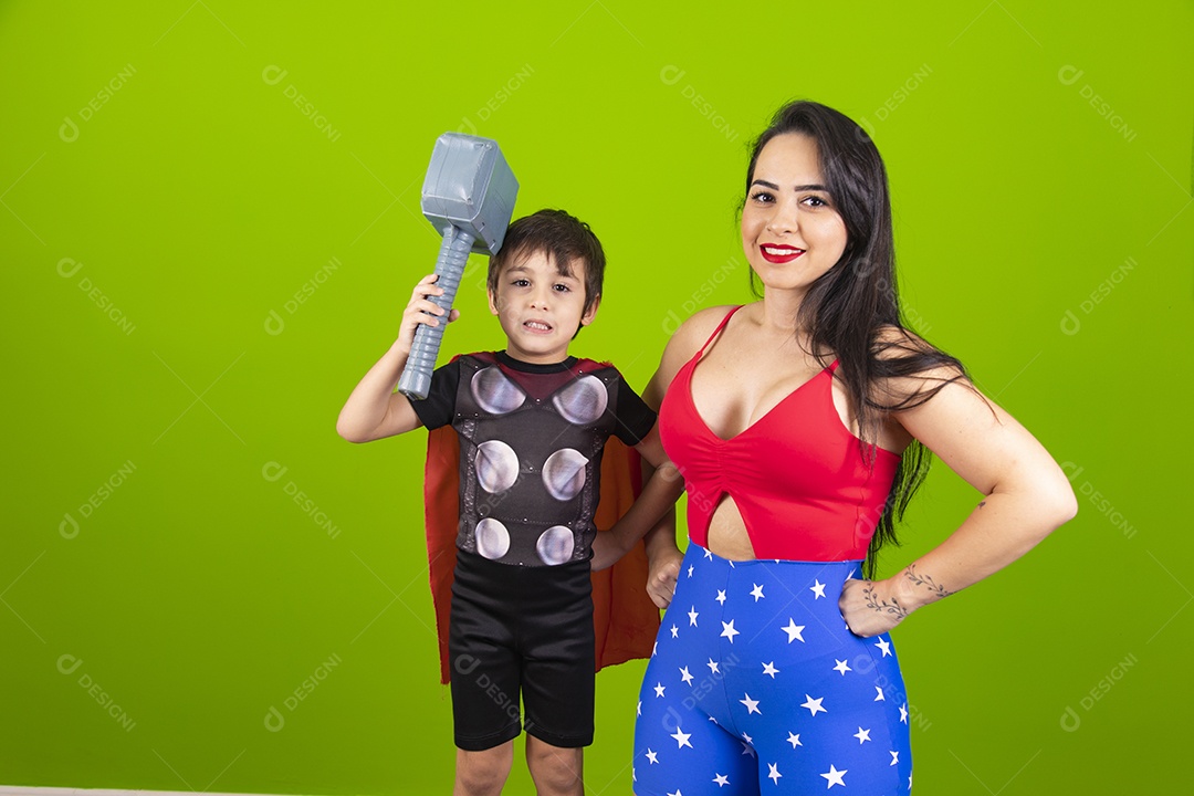 Mãe e filho fantasiados de super herói sobre fundo isolado