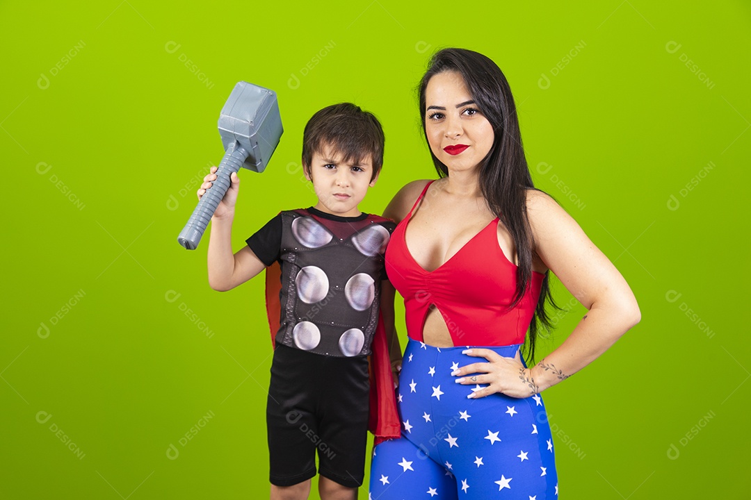Mãe e filho fantasiados de super herói sobre fundo isolado