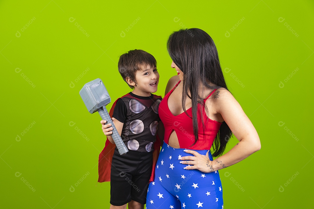 Mãe e filho fantasiados de super herói sobre fundo isolado