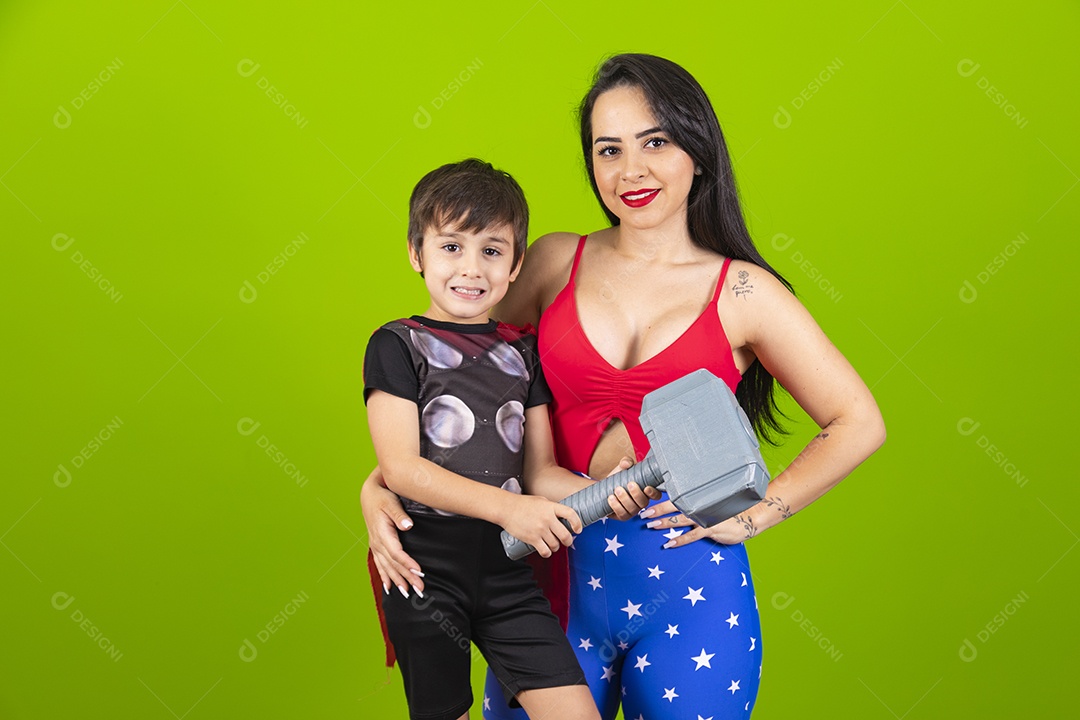 Mãe e filho fantasiados de super herói sobre fundo isolado