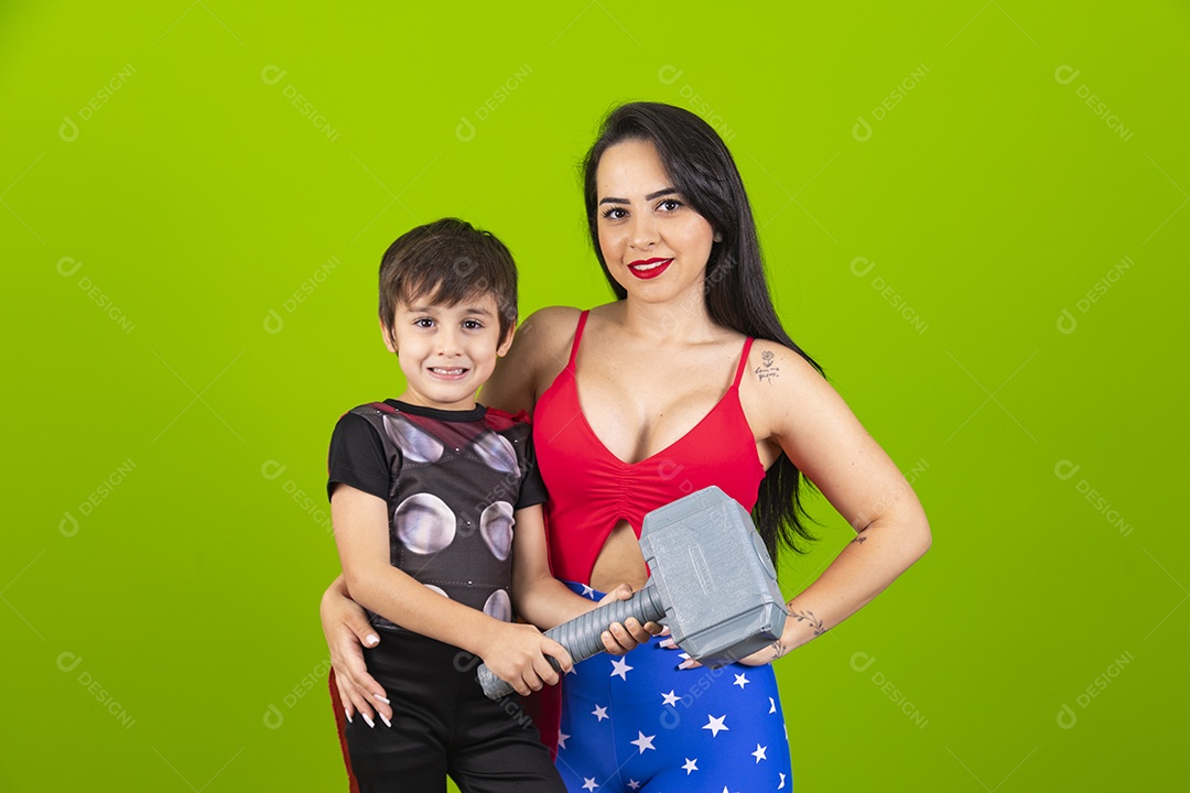 Mãe e filho fantasiados de super herói sobre fundo isolado