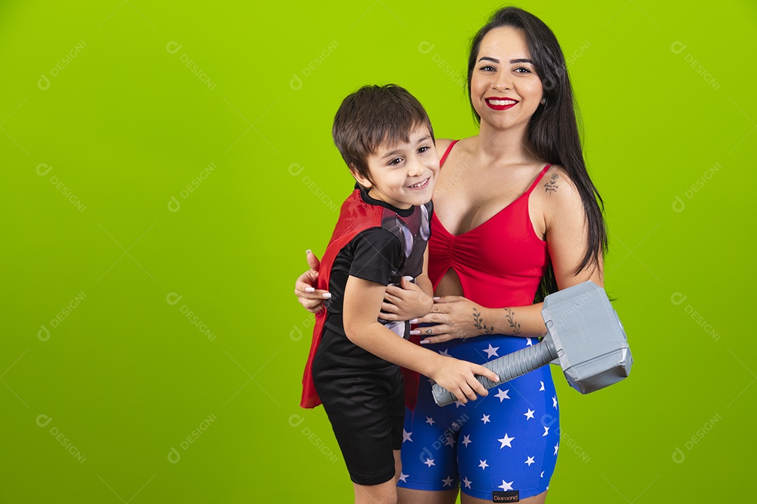 Mãe e filha usando fantasias de carnaval sobre fundo isolado