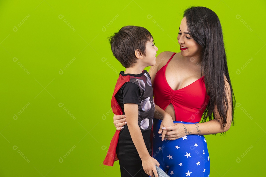 Mãe e filho usando fantasias de carnaval sobre fundo isolado