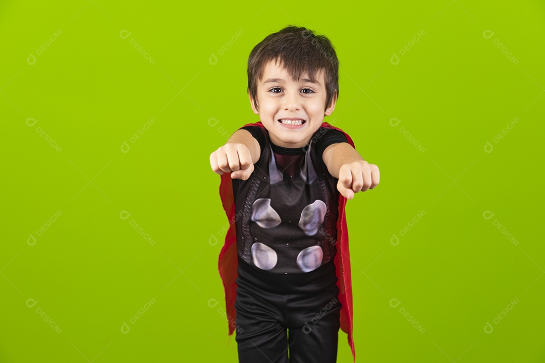 Menino jovem usando fantasia de carnaval sobre fundo isolado