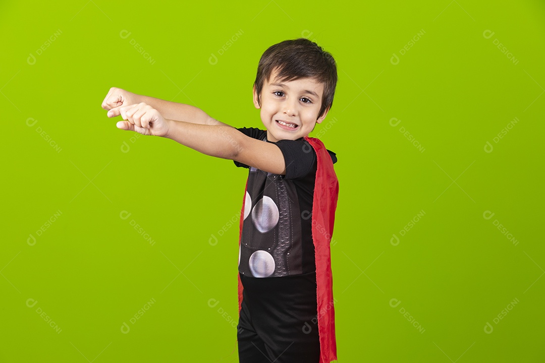 Menino jovem usando fantasia de carnaval sobre fundo isolado