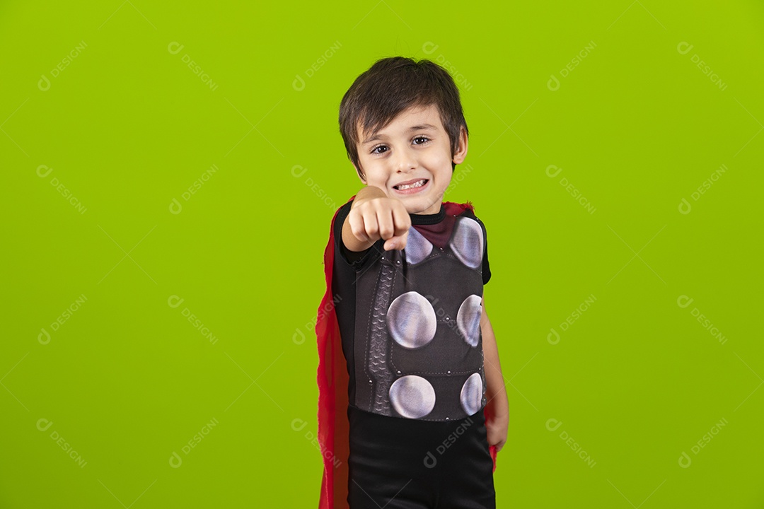 Menino jovem usando fantasia de carnaval sobre fundo isolado