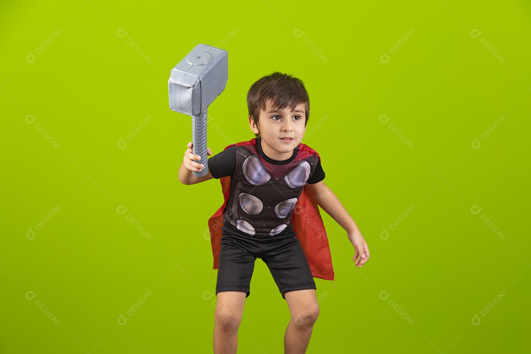 Menino jovem usando fantasia de carnaval sobre fundo isolado