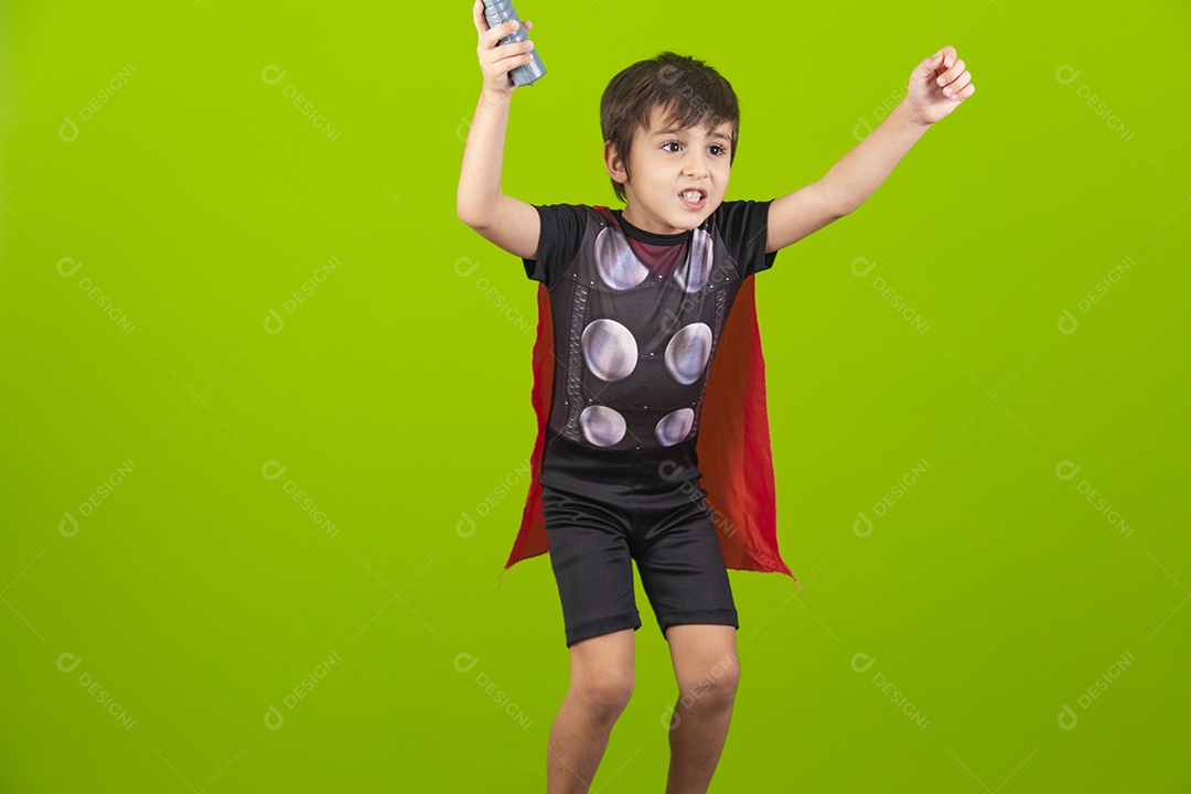 Menino jovem usando fantasia de carnaval sobre fundo isolado