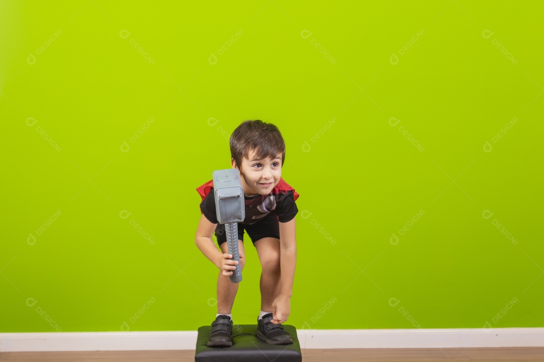 Menino jovem usando fantasia de carnaval sobre fundo isolado