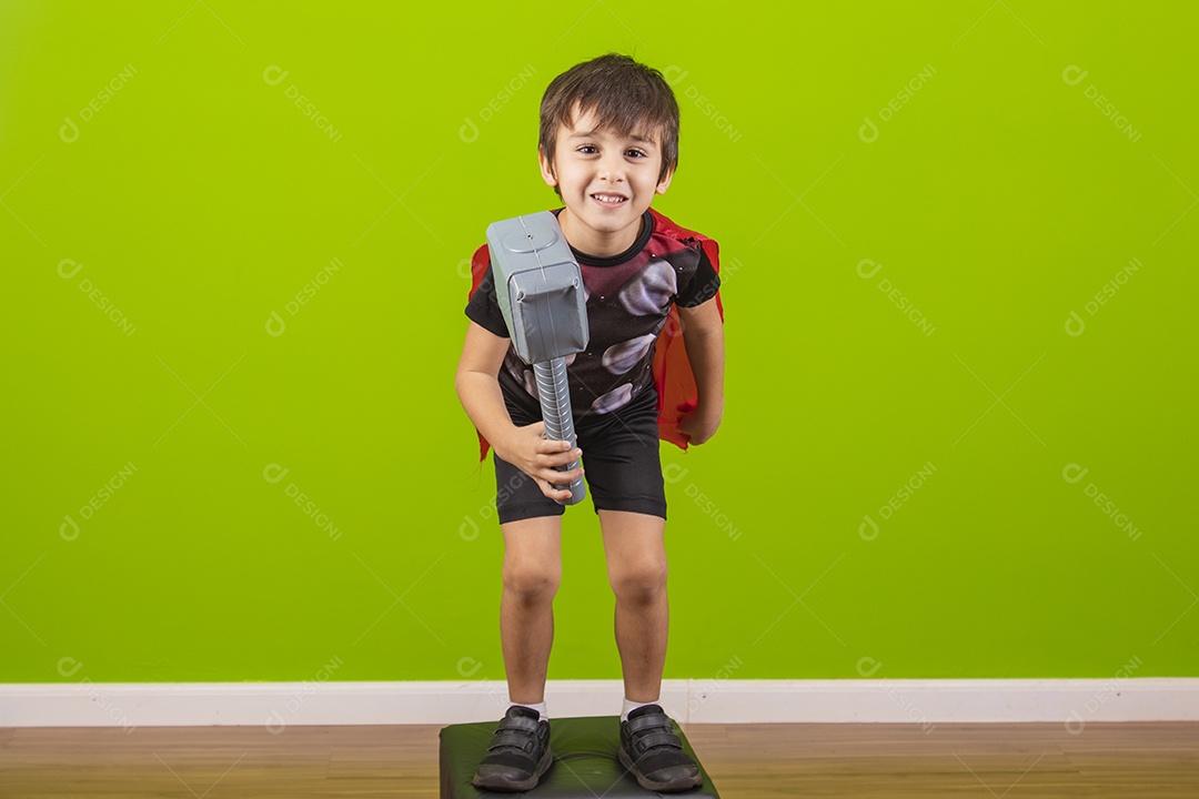 Menino jovem usando fantasia de carnaval sobre fundo isolado