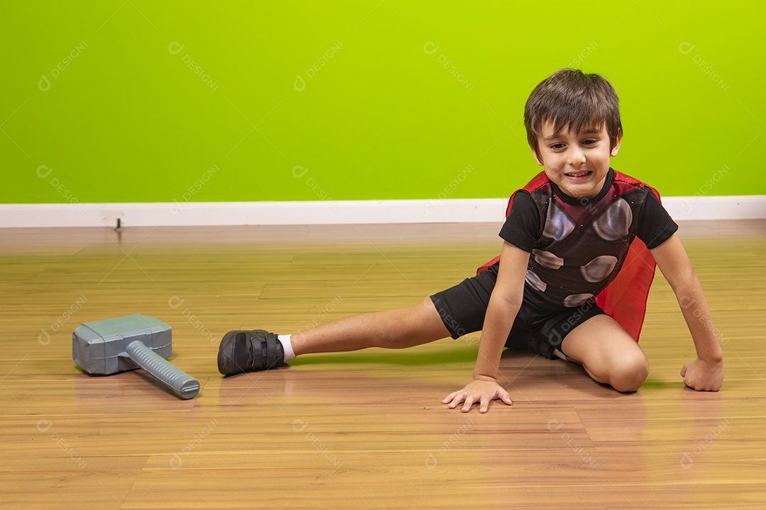 Menino jovem usando fantasia de carnaval sobre fundo isolado