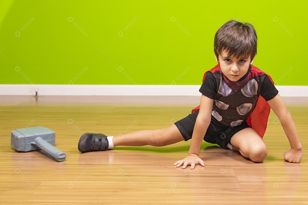 Menino jovem usando fantasia de carnaval sobre fundo isolado