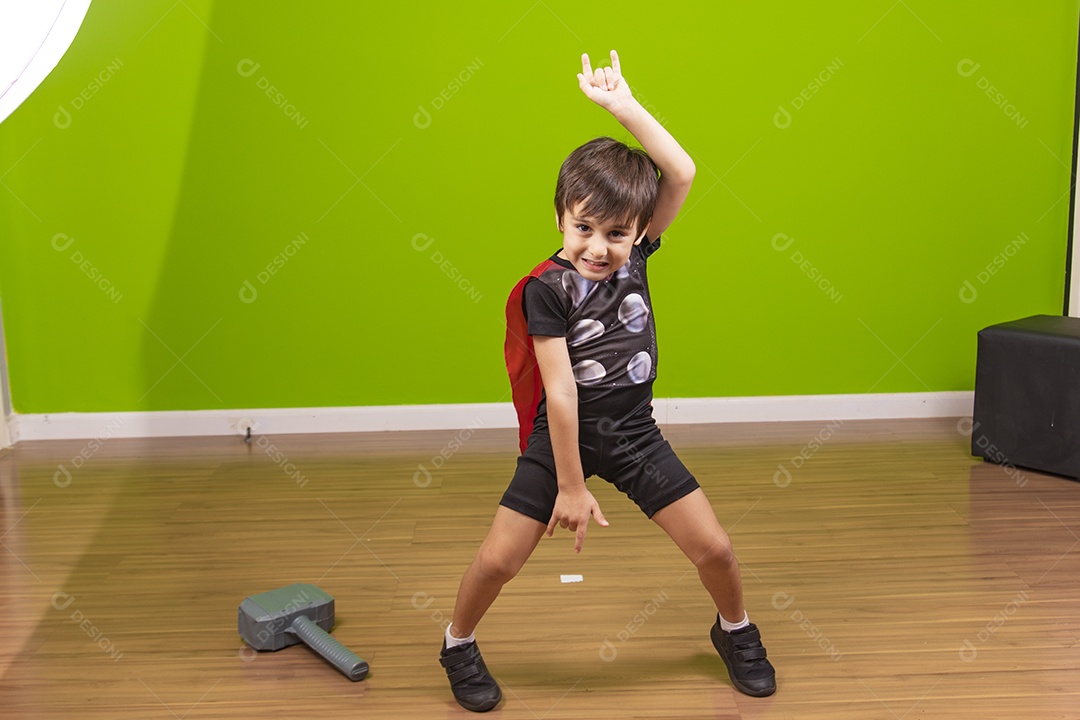 Menino jovem usando fantasia de carnaval sobre fundo isolado