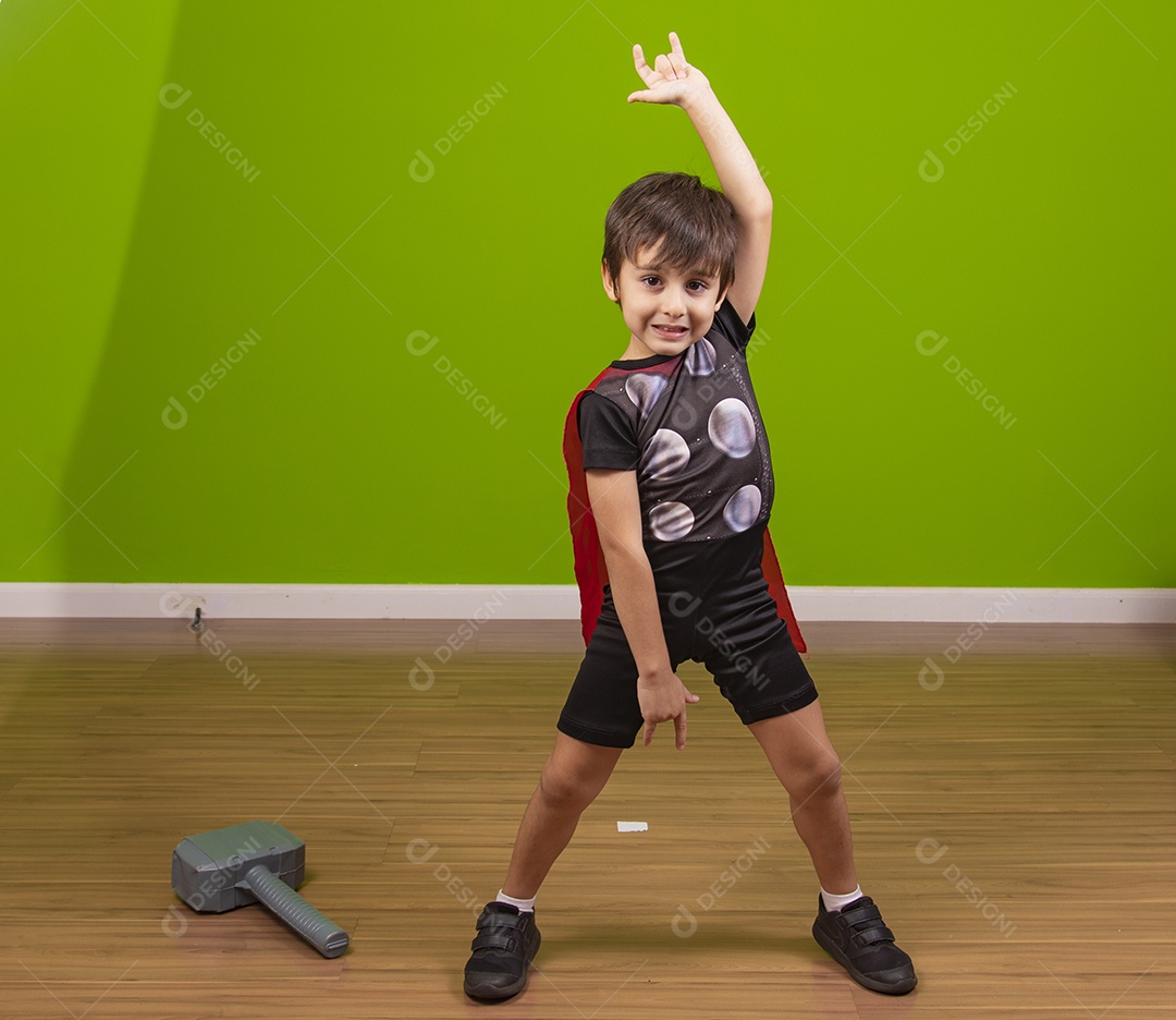 Menino jovem usando fantasia de carnaval sobre fundo isolado