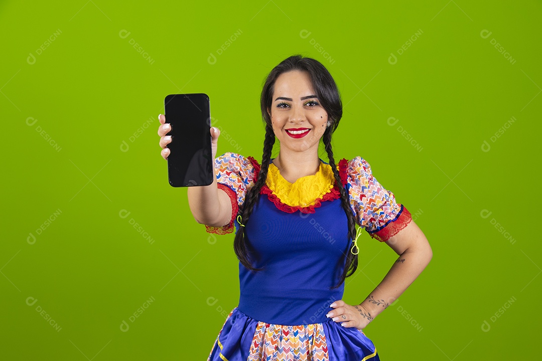 Linda mulher jovem usando fantasia de carnaval sobre fundo isolado