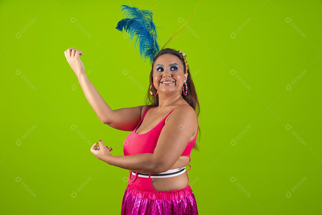 Linda mulher jovem usando fantasia de carnaval sobre fundo isolado