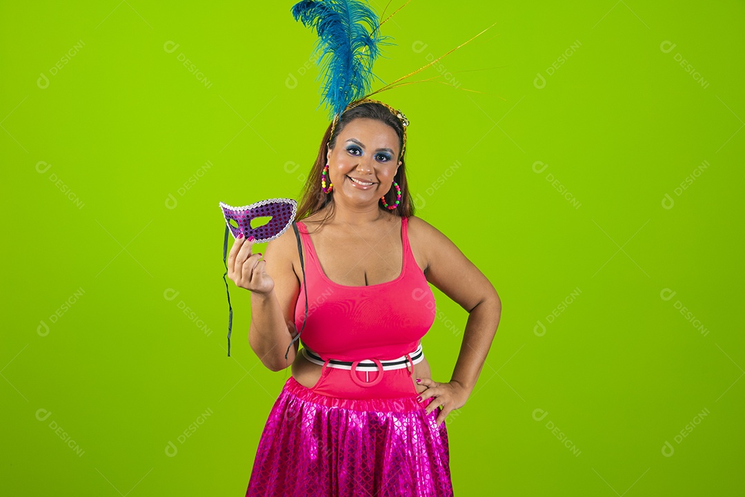 Linda mulher jovem usando fantasia de carnaval sobre fundo isolado