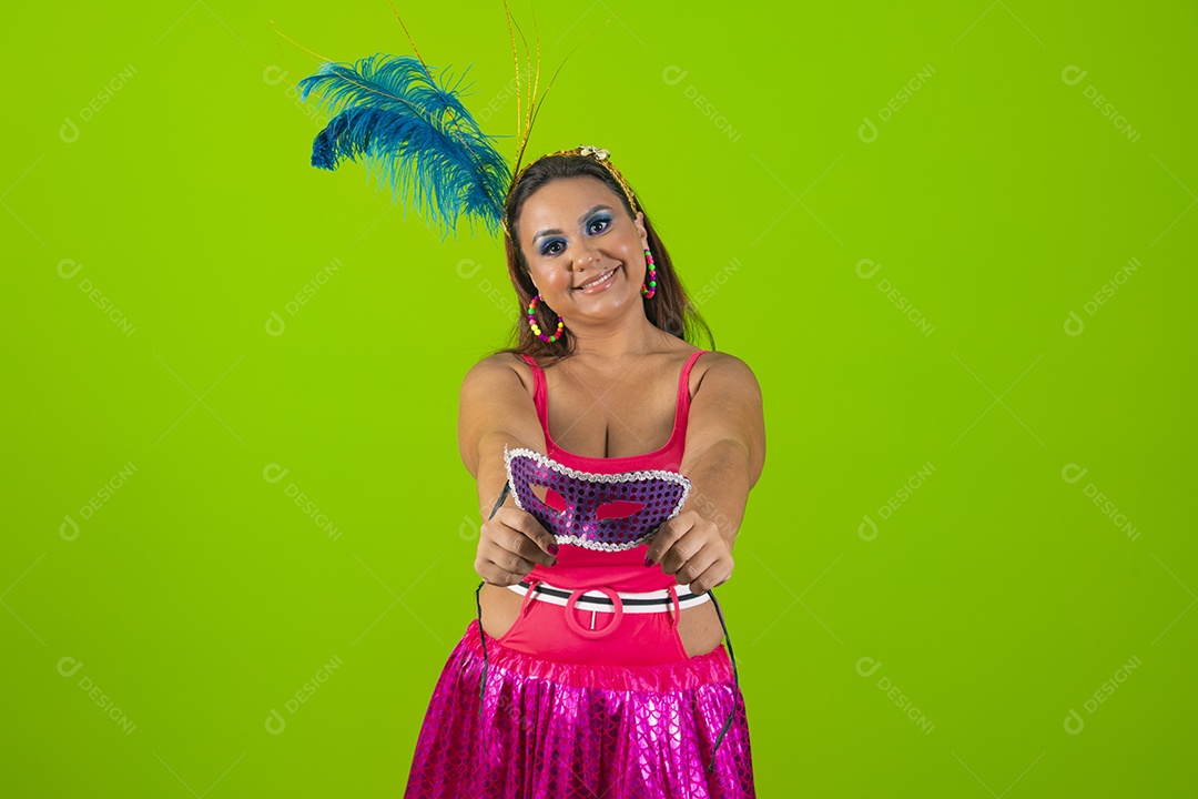 Linda mulher jovem usando fantasia de carnaval sobre fundo isolado