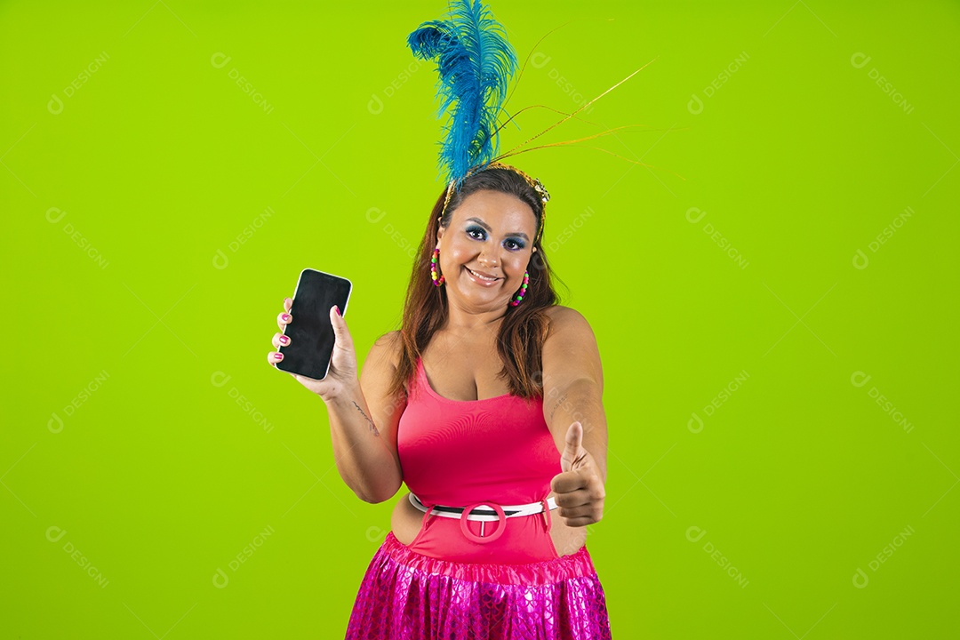 Linda mulher jovem usando fantasia de carnaval sobre fundo isolado