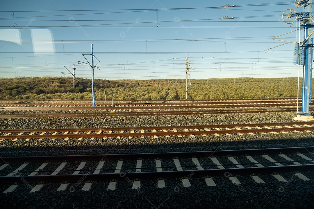 Vista dos trilhos da estação ferroviária de Ronda à noite.